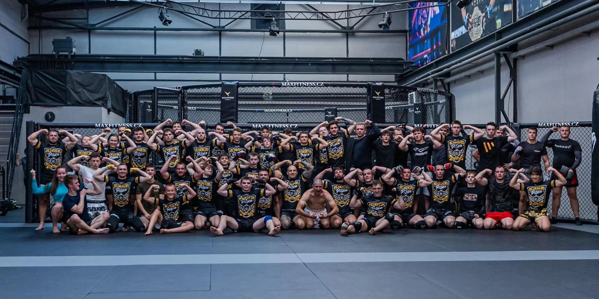Společná fotka členů a trenérů Reinders MMA Plzeň