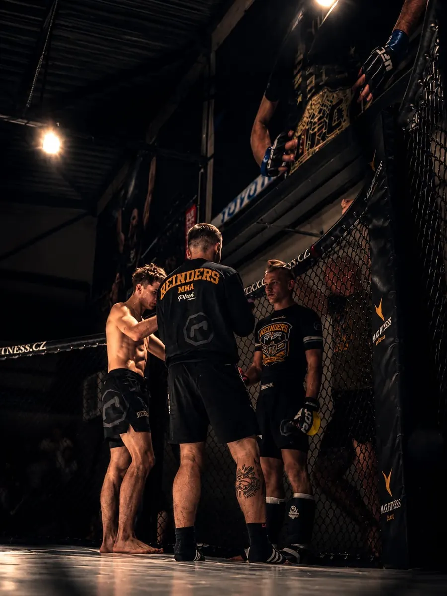 Under the Lights – trenér Reinders MMA Plzeň v rohu se zápasníky